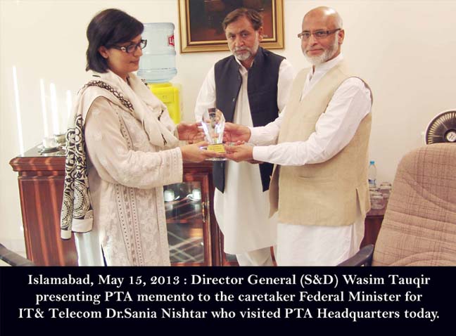 Director General presenting pta memento to federal minister