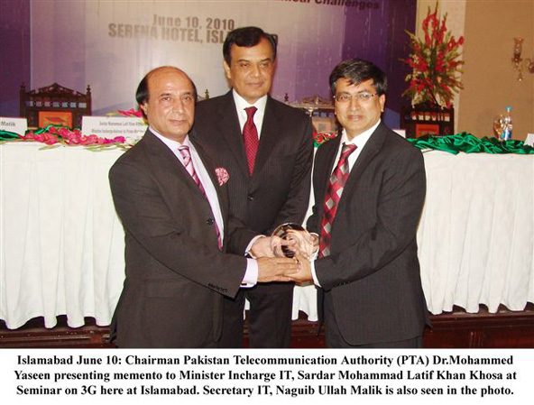 chairman pta presenting memento to minister it