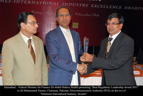 federal minister presenting award 