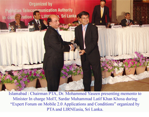 chairman pta presenting memento to minister in charge MoIT