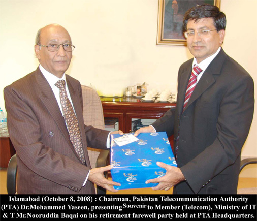 chairman pta presenting souvenir to minister of IT